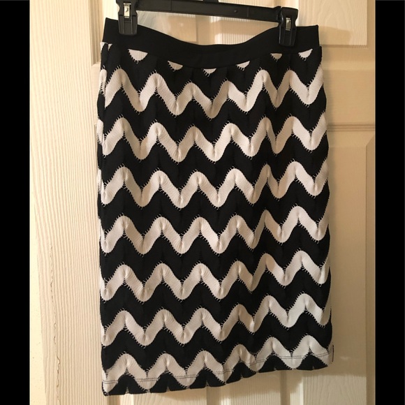 Sunny Leigh Small form fitted ladies black & white zig zag patterned 23” skirt. - Picture 4 of 6